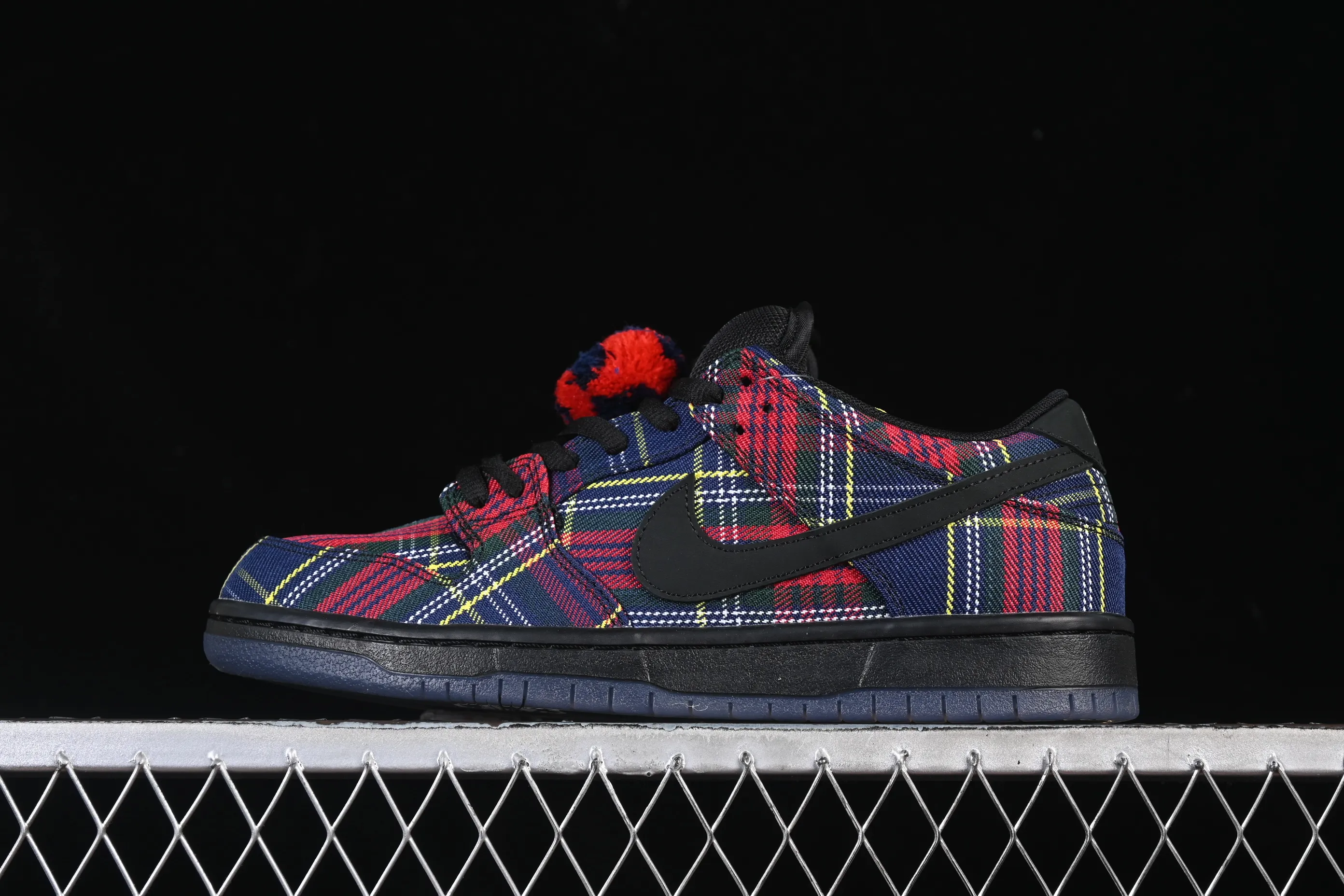 All categories Nk SB Dunk series Nk SB Dunk Low low-top sneakers Nike SB Dunk Low "Nardwuar" joint model Scottish plaid low-top casual skateboard shoes II1493-600